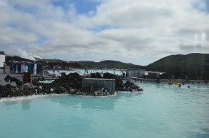 Die Blaue Lagune - Traumziel aller Touristen. Wirklich außergewöhnlich ist nicht nur das milchblaue Wasser und die umliegenden Lavawüste, sondern auch der Eintrittspreis und die Choreographie der Touristenbusse auf dem Parkplatz. 